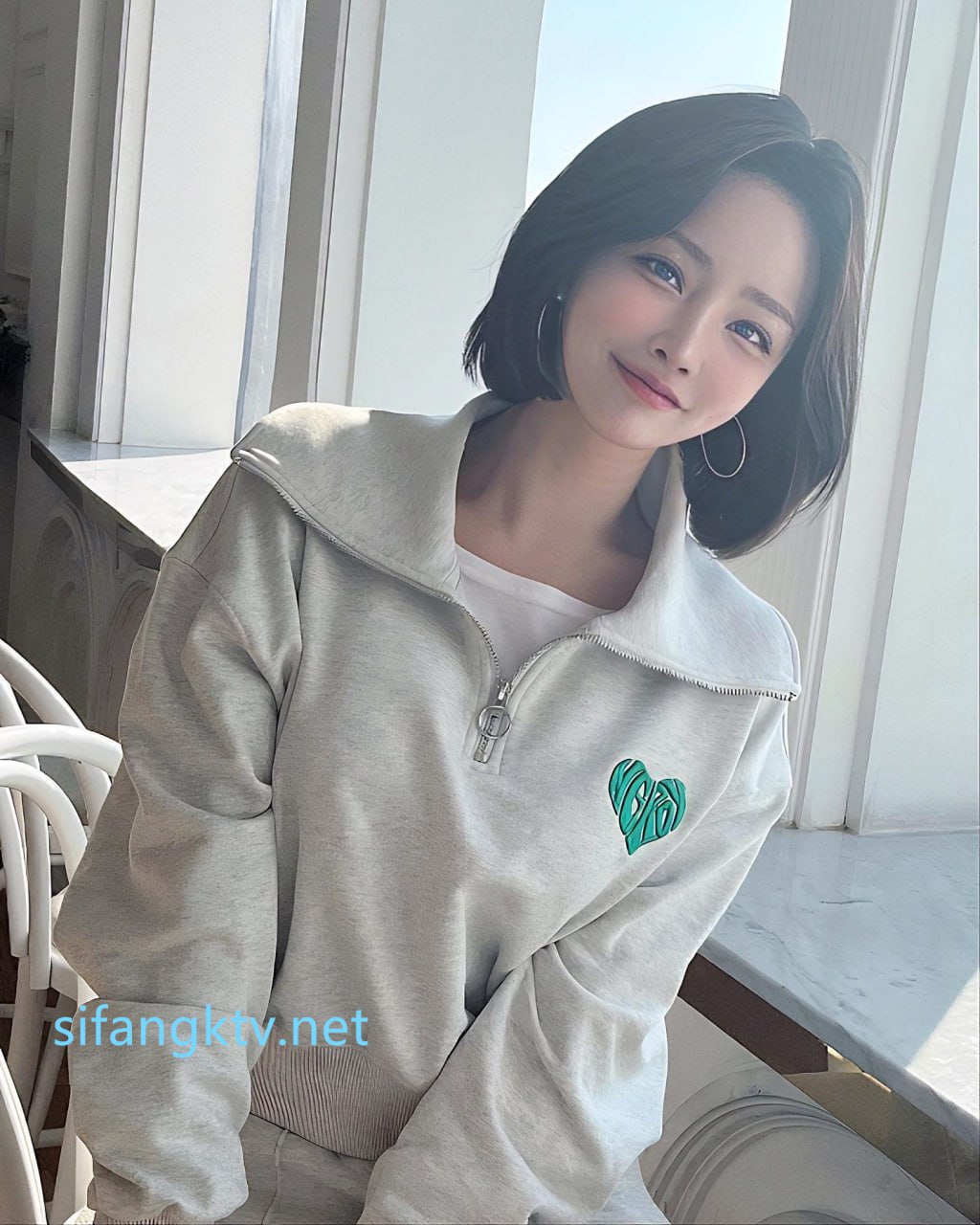 网红梨奈-被当狗拴了一小时好开心，庆幸自己吞了精液